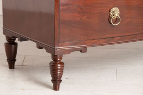 VICTORIAN MAHOGANY BOW FRONT CHEST OF DRAWERS WITH LION HEAD HANDLES TURNED LEGS - ADDITIONAL PHOTO 4
