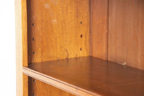 ANTIQUE OPEN BOOKCASE IN OAK WALNUT WITH THREE ADJUSTABLE SHELVES C1890 - ADDITIONAL PHOTO 6