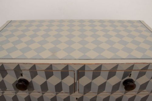EARLY 19TH CENTURY MAHOGANY CHEST OF DRAWERS ON BRACKET FEET WITH HAND PAINTED GEOMETRIC DESIGN - ADDITIONAL PHOTO 2