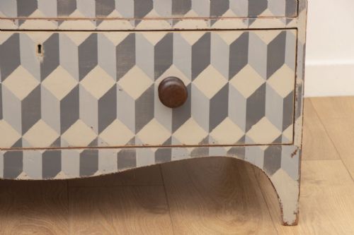 EARLY 19TH CENTURY MAHOGANY CHEST OF DRAWERS ON BRACKET FEET WITH HAND PAINTED GEOMETRIC DESIGN - ADDITIONAL PHOTO 3