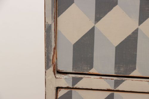 EARLY 19TH CENTURY MAHOGANY CHEST OF DRAWERS ON BRACKET FEET WITH HAND PAINTED GEOMETRIC DESIGN - ADDITIONAL PHOTO 4