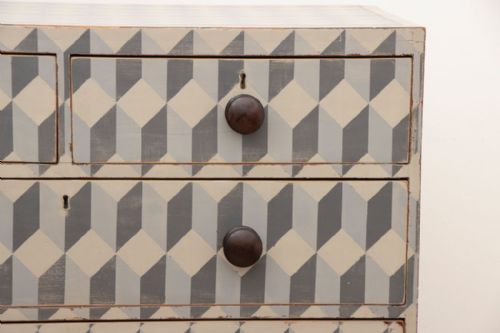 EARLY 19TH CENTURY MAHOGANY CHEST OF DRAWERS ON BRACKET FEET WITH HAND PAINTED GEOMETRIC DESIGN - ADDITIONAL PHOTO 5