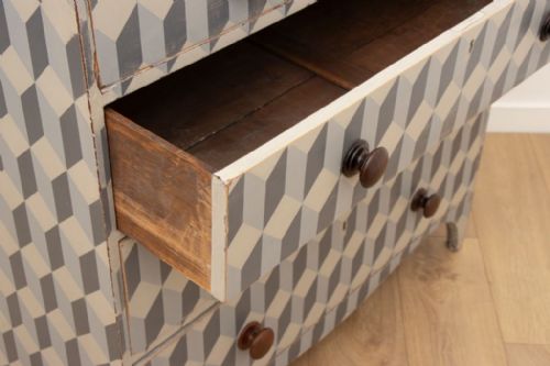 EARLY 19TH CENTURY MAHOGANY CHEST OF DRAWERS ON BRACKET FEET WITH HAND PAINTED GEOMETRIC DESIGN - ADDITIONAL PHOTO 6