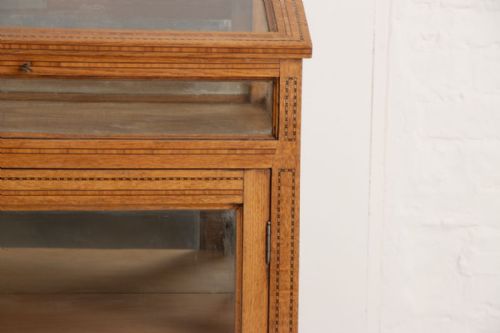 EDWARDIAN SHOP DISPLAY CABINET IN OAK WITH INLAY DECORATION - ADDITIONAL PHOTO 4