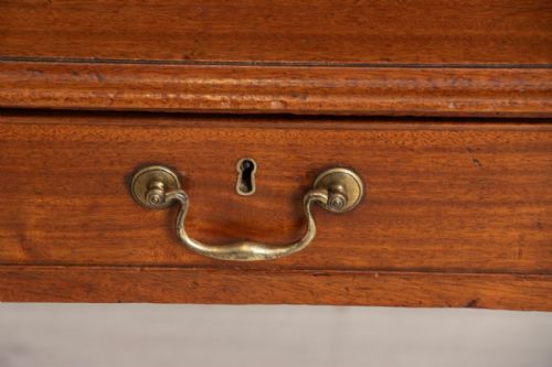 GEORGIAN MAHOGANY SIDE TABLE WITH ORIGINAL BRASS SWAN NECK HANDLES C1780 - ADDITIONAL PHOTO 4
