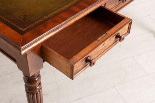EARLY VICTORIAN MAHOGANY WRITING TABLE WITH GREEN LEATHER TOP C1840 - ADDITIONAL PHOTO 6