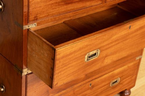 ANTIQUE MAHOGANY BRASS BOUND MILITARY CAMPAIGN CHEST WITH OAK LINED DRAWERS C1850 - ADDITIONAL PHOTO 6