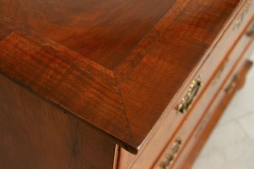 GEORGE I WALNUT CHEST OF DRAWERS WITH CROSSBANDING FEATHER BANDING TO DRAWERS TOP C1700 - ADDITIONAL PHOTO 2