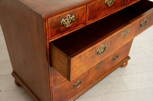GEORGE I WALNUT CHEST OF DRAWERS WITH CROSSBANDING FEATHER BANDING TO DRAWERS TOP C1700 - ADDITIONAL PHOTO 4