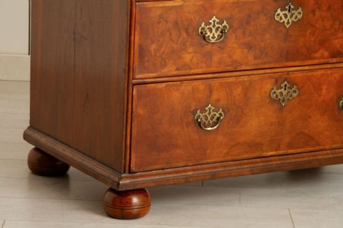 GEORGE I WALNUT CHEST OF DRAWERS WITH CROSSBANDING FEATHER BANDING TO DRAWERS TOP C1700 - ADDITIONAL PHOTO 7