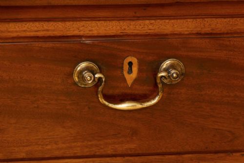 GEORGIAN CUBAN MAHOGANY OAK LINED CHEST OF DRAWERS WITH BRASS SWAN NECK HANDLES OGEE FEET C1780 - ADDITIONAL PHOTO 3