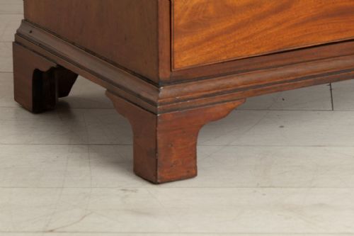 GEORGIAN MAHOGANY CHEST OF DRAWERS WITH ORIGINAL BRASS SWAN NECK HANDLES C1800 - ADDITIONAL PHOTO 3