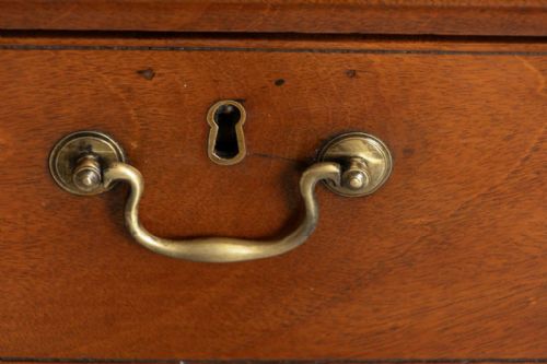 GEORGIAN MAHOGANY CHEST OF DRAWERS WITH ORIGINAL BRASS SWAN NECK HANDLES C1800 - ADDITIONAL PHOTO 4