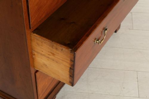 GEORGIAN MAHOGANY CHEST OF DRAWERS WITH ORIGINAL BRASS SWAN NECK HANDLES C1800 - ADDITIONAL PHOTO 7