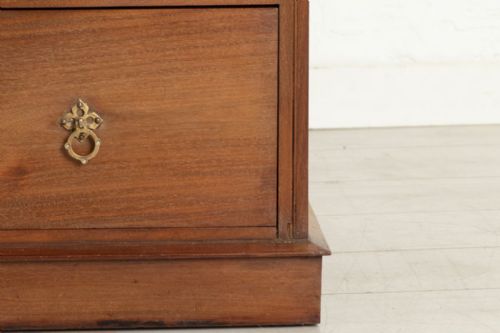 ARTS CRAFTS CHEST OF DRAWERS IN MAHOGANY C1900 - ADDITIONAL PHOTO 1