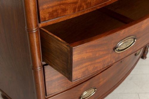 REGENCY MAHOGANY BOW FRONT CHEST OF DRAWERS WITH OVAL BRASS PLATE HANDLES C1820 - ADDITIONAL PHOTO 3