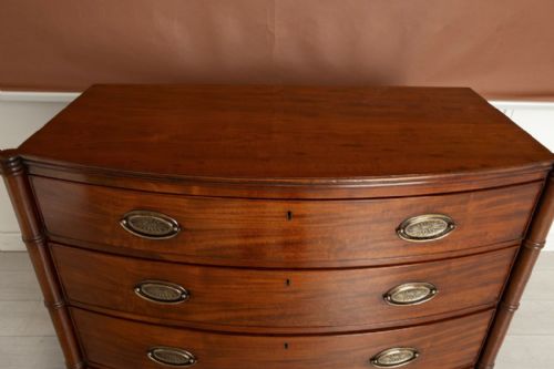 REGENCY MAHOGANY BOW FRONT CHEST OF DRAWERS WITH OVAL BRASS PLATE HANDLES C1820 - ADDITIONAL PHOTO 5
