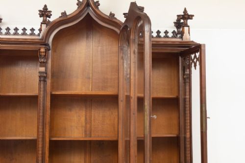 ANTIQUE GOTHIC REVIVAL WALNUT BREAKFRONT BOOKCASE NORTHERN EUROPEAN C1890 - ADDITIONAL PHOTO 5