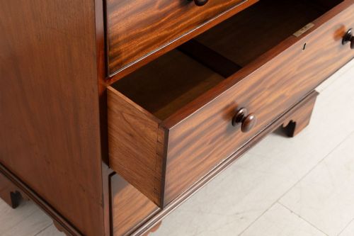 SMALL GEORGIAN MAHOGANY CHEST OF DRAWERS C1800 - ADDITIONAL PHOTO 2