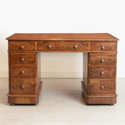 19TH CENTURY PEDESTAL DESK IN FIGURED WALNUT - ADDITIONAL PHOTO 1