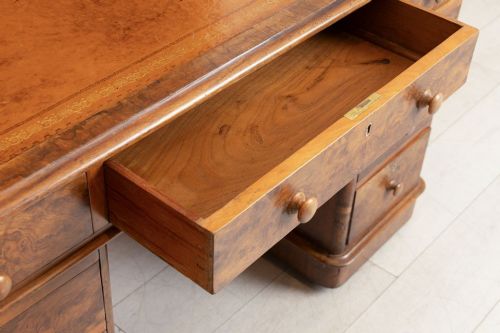 19TH CENTURY PEDESTAL DESK IN FIGURED WALNUT - ADDITIONAL PHOTO 3