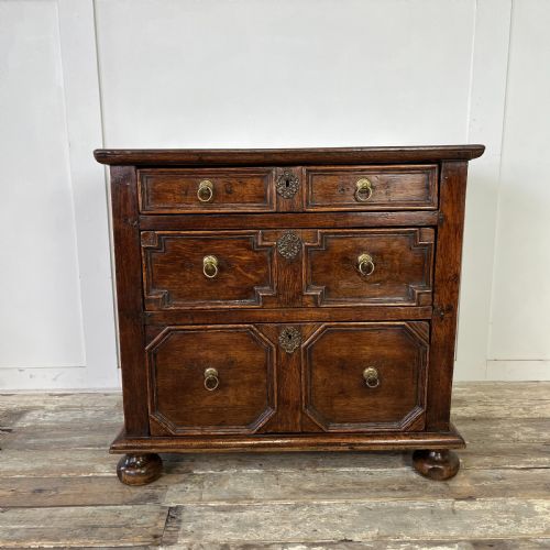 17th c oak chest of drawers - CATEGORY: ANTIQUE CHEST OF DRAWERS - DATED 17TH CENTURY