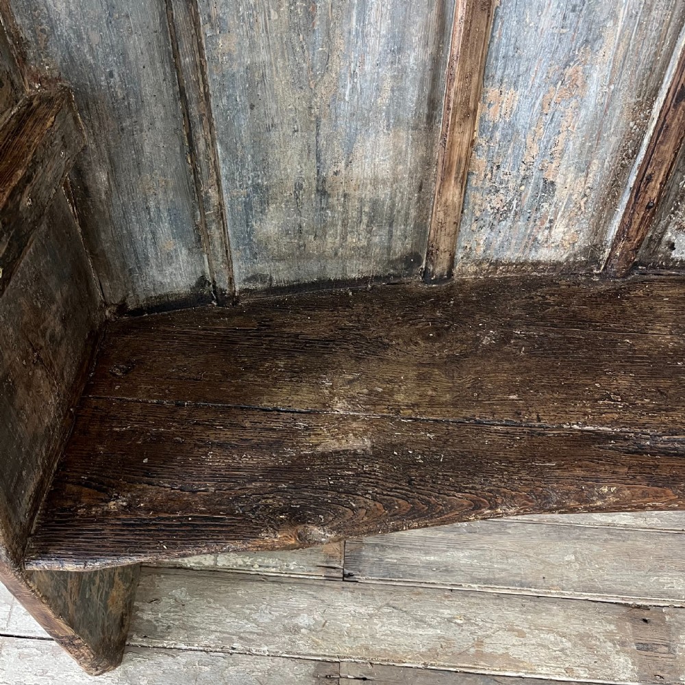18th C. West Country Elm Barrell Back Settle View VI