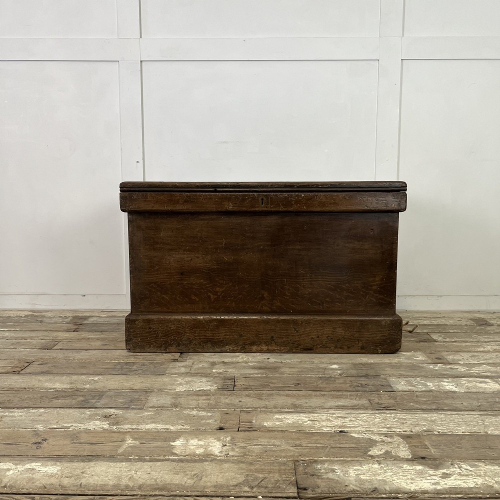 An early 20th-century pine carpenters chest featuring an upper hinged lid and multiple shallow lower drawers with small round knobs. View II