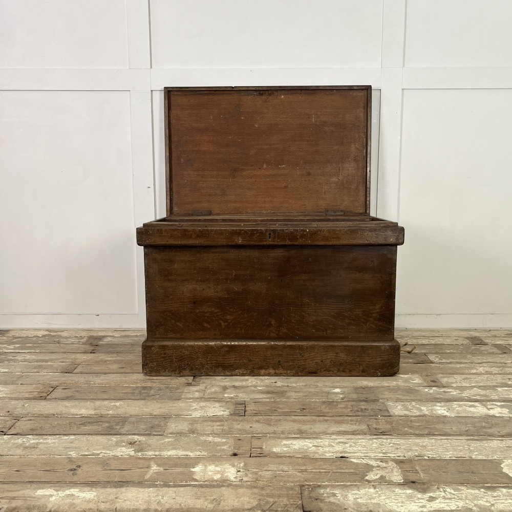 An early 20th-century pine carpenters chest featuring an upper hinged lid and multiple shallow lower drawers with small round knobs. View III