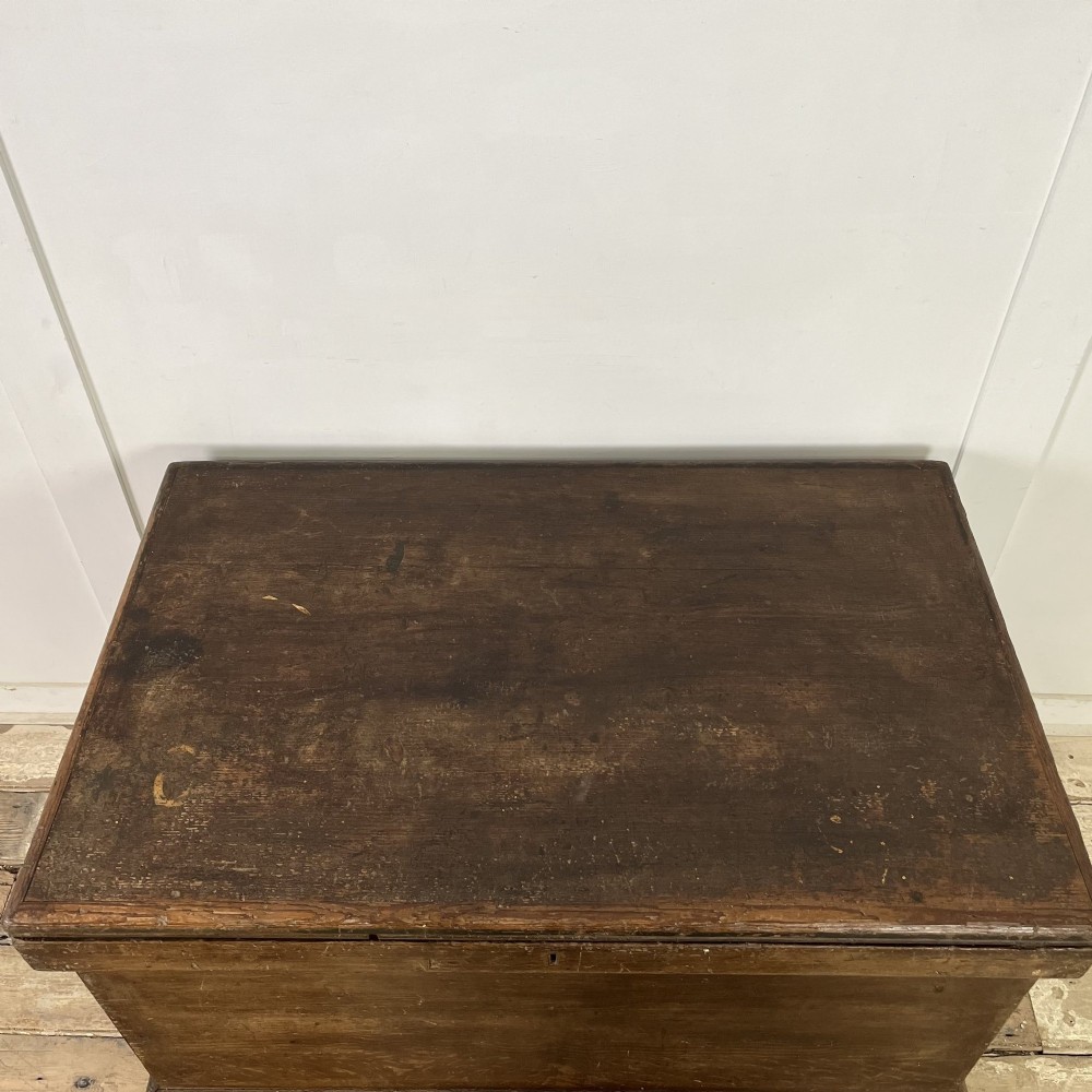 An early 20th-century pine carpenters chest featuring an upper hinged lid and multiple shallow lower drawers with small round knobs. View XIV