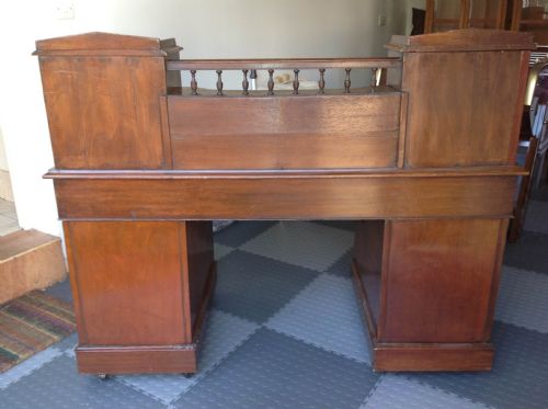 FINE QUALITY VICTORIAN MAHOGANY DICKENS PEDESTAL DESK - ADDITIONAL PHOTO 3
