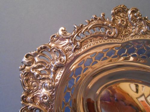 BEAUTIFUL ANTIQUE SILVER REPOUSSE DISH 1896 COMYNS - ADDITIONAL PHOTO 6