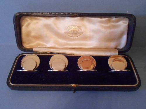 boxed set of solid silver menu holders 1907 - CATEGORY: ANTIQUE SILVER - DATED EDWARDIAN