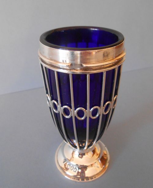 BEAUTIFUL ANTIQUE SOLID SILVER AND GLASS SUGAR DREDGER - ADDITIONAL PHOTO 5