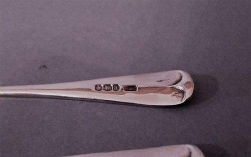 CASED SET OF 12 ANTIQUE SOLID SILVER TEASPOONS SUGAR TONGS 1918 - ADDITIONAL PHOTO 3