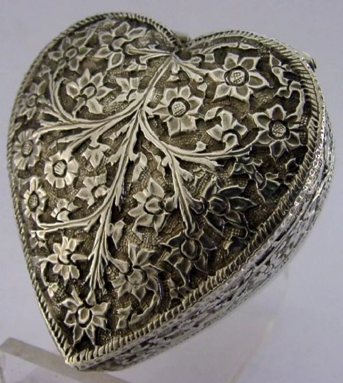 BEAUTIFUL INDIAN SOLID SILVER LOVE HAERT TRINKET BOX c1900 ANTIQUE 50g