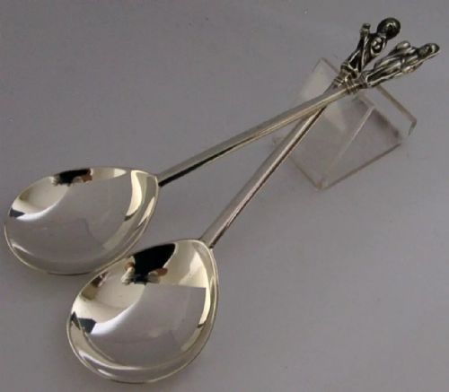 QUALITY MINT PAIR OF ENGLISH ANTIQUE STERLING SIVER APOSTLE SERVING SPOONS 1913 110G - ADDITIONAL PHOTO 3