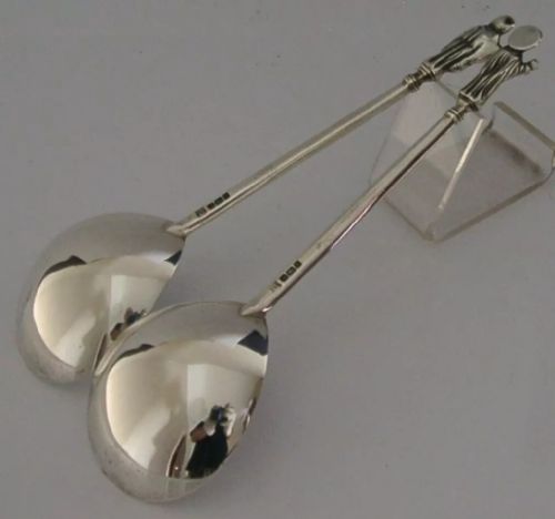 QUALITY MINT PAIR OF ENGLISH ANTIQUE STERLING SIVER APOSTLE SERVING SPOONS 1913 110G - ADDITIONAL PHOTO 5