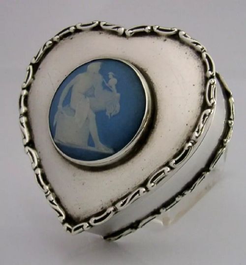 RARE ENGLISH STERLING SILVER LOVE HEART WEDGEWOOD BOX ANTIQUE CHESTER 1905 78g