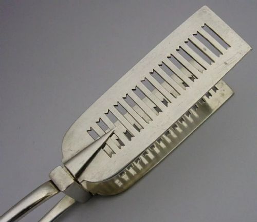 VICTORIAN WALKER FAMILY CRESTED STERLING SILVER SERVING TONGS 1885 ANTIQUE 160G - ADDITIONAL PHOTO 1