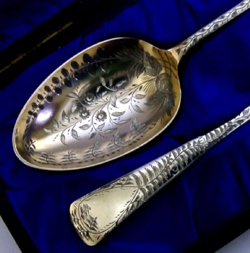 STUNNING CASED PAIR OF ENGLISH GEORGIAN STERLING SILVER GILT SERVING SPOONS 1818 ANTIQUE - ADDITIONAL PHOTO 1