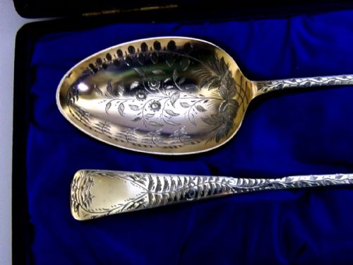 STUNNING CASED PAIR OF ENGLISH GEORGIAN STERLING SILVER GILT SERVING SPOONS 1818 ANTIQUE - ADDITIONAL PHOTO 3