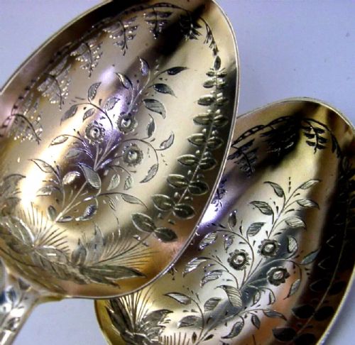 STUNNING CASED PAIR OF ENGLISH GEORGIAN STERLING SILVER GILT SERVING SPOONS 1818 ANTIQUE - ADDITIONAL PHOTO 6