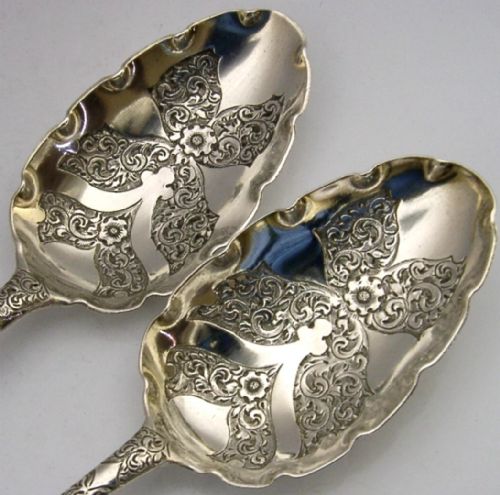 QUALITY PAIR OF SOLID STERLING SILVER BERRY SERVING SPOONS 17712 GEORGIAN ANTIQUES 104G - ADDITIONAL PHOTO 1