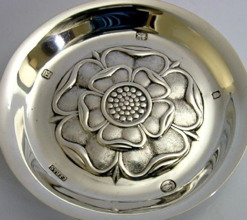 BEAUTIFUL ENGLISH STERLING SILVER TUDOR ROSE DISH BOWL 1953 44G - ADDITIONAL PHOTO 3