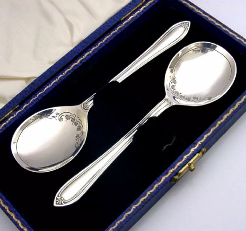 mint pair of english sterling silver art deco jam spoons 1945 cased very pretty - CATEGORY: ANTIQUE SILVER - DATED 1940