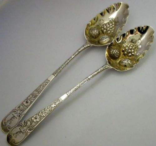 pair of exeter sterling silver lloyd belligham family crested berry serving spoons 1792 - CATEGORY: ANTIQUE SILVER - DATED GEORGIAN