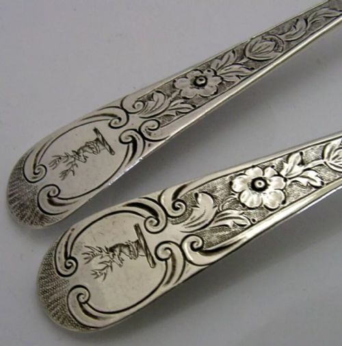 PAIR OF EXETER STERLING SILVER LLOYD BELLIGHAM FAMILY CRESTED BERRY SERVING SPOONS 1792 - ADDITIONAL PHOTO 2