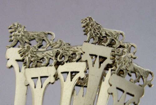 CASED SET OF SIX STERLING SILVER LION TEA SPOONS TEA STRAINER 1939 ART DECO - ADDITIONAL PHOTO 6
