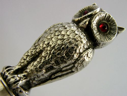RARE ENGLISH STERLING SILVER HANDLED OWL BUTTON HOOK 1906 ANTIQUE GEM EYES - ADDITIONAL PHOTO 1